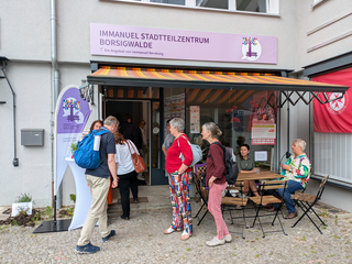 Besucher vor dem Eingangsbereich des Immanuel Stadtteilzentrums Borsigwalde