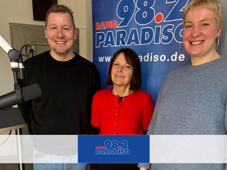Ina Fuchs, Sozialarbeiterin im Immanuel Stadtteilzentrum Schöneberg, Moderatorin Julia Nogli und Marius Hörning, Sozialarbeiter im Immanuel Stadtteilzentrum Borsigwalde (v.r.n.l.)