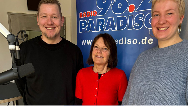 Ina Fuchs, Sozialarbeiterin im Immanuel Stadtteilzentrum Schöneberg, Moderatorin Julia Nogli und Marius Hörning, Sozialarbeiter im Immanuel Stadtteilzentrum Borsigwalde (v.r.n.l.)