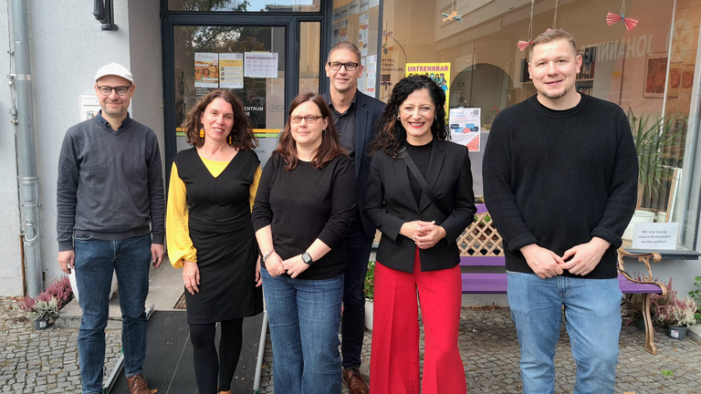 Gruppenfoto v.l.n.r.: Politik und Team Immanuel Beratung: Abgeordneter Sven Meyer, Claudia Schneider, Sandra Krüger, Dirk Brigmann, Senatorin Cansel Kiziltepe, Marius Hörning