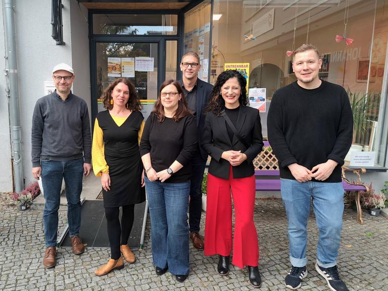 Gruppenfoto v.l.n.r.: Politik und Team Immanuel Beratung: Abgeordneter Sven Meyer, Claudia Schneider, Sandra Krüger, Dirk Brigmann, Senatorin Cansel Kiziltepe, Marius Hörning