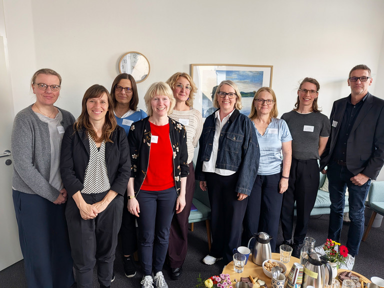Gruppenfoto mit Beraterinnen, Diakonie und Bundesfamilienministerium in der Immanuel Beratung Reginhardstraße