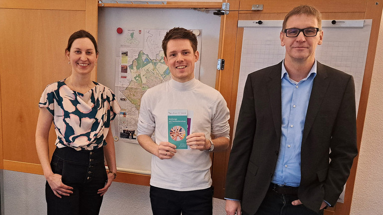 Einrichtungsleiterin Anna-Katharina Bretsch, Louis Krüger, MdA, Bündnis 90/Die Grünen, und Dirk Brigmann, Geschäftsführer der Trägergesellschaft Beratung + Leben